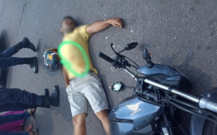 Veja V Deo Motoqueiro Execut D A Tir S No Meio Da Rua Na Cidade